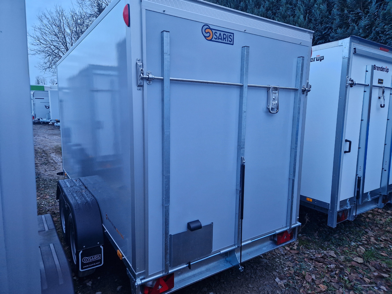 Saris Koffer GO 356 169 180 2700 2 356x169x180cm grau GFK Heckrampe (L) 2700kg - Remorque fourgon: photos 2 Saris Koffer GO 356 169 180 2700 2 356x169x180cm grau GFK Heckrampe (L) 2700kg - Remorque fourgon: photos 2