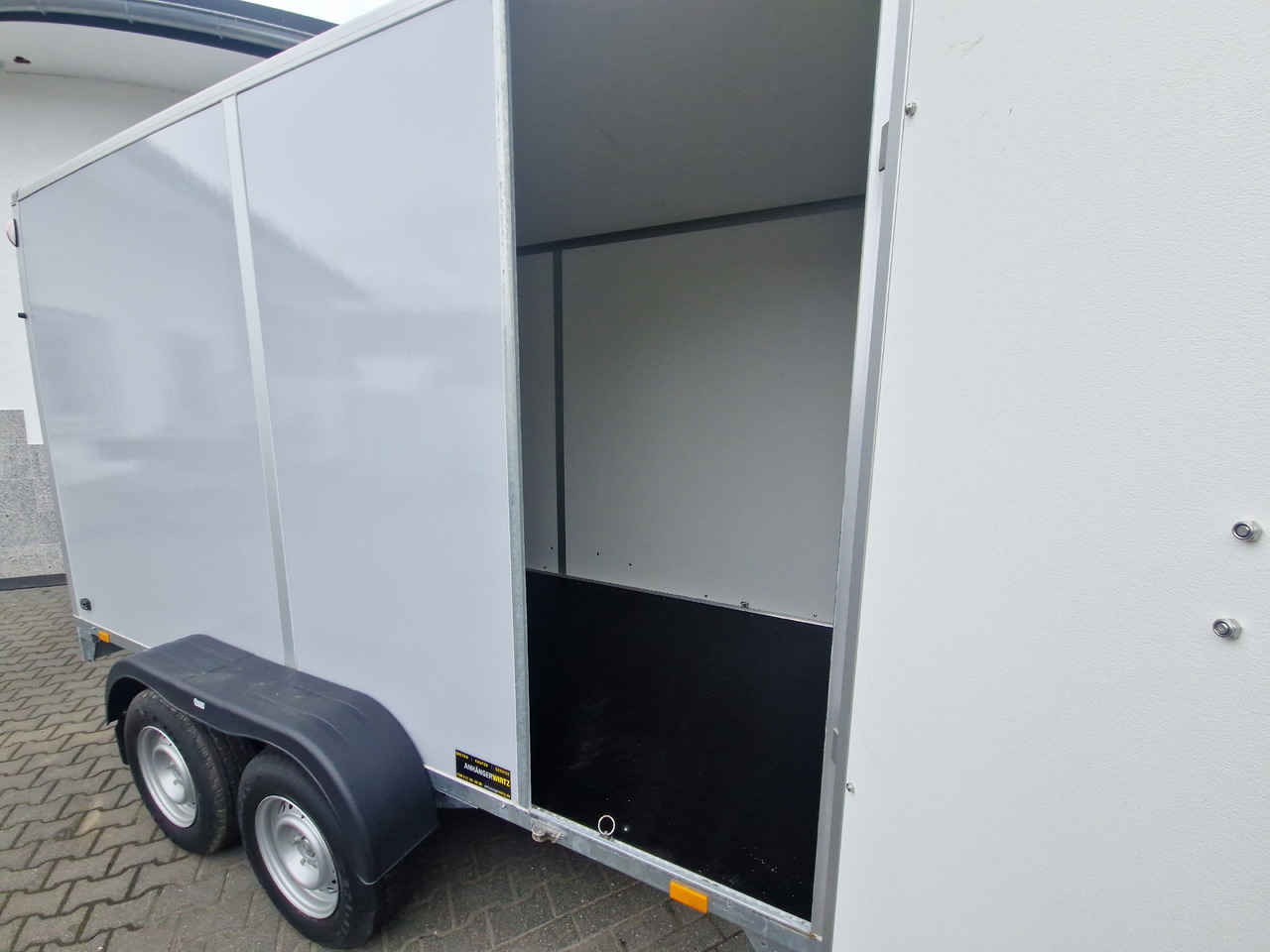 Saris Koffer GO 356 169 200 2700 2 356x169x200cm Hecktüren Seitentür grau GFK (L) 2700kg - Remorque fourgon: photos 3 Saris Koffer GO 356 169 200 2700 2 356x169x200cm Hecktüren Seitentür grau GFK (L) 2700kg - Remorque fourgon: photos 3