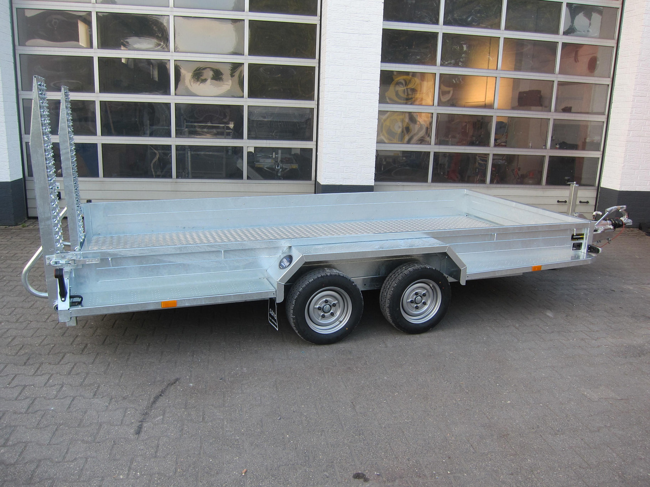 Saris Magnum MAXX 3500 406x182x30cm Rampen ForceOne Aluboden 3500kg Aktion - Remorque porte engin: photos 3 Saris Magnum MAXX 3500 406x182x30cm Rampen ForceOne Aluboden 3500kg Aktion - Remorque porte engin: photos 3