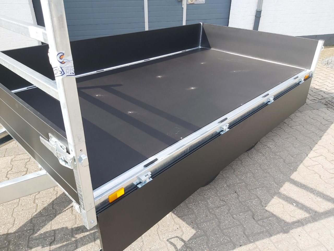 Saris PL306 170 2700 2 306x170x30cm black Edition LED Beleuchtung H Gestell 13" (M) 2700kg - Remorque plateau: photos 4 Saris PL306 170 2700 2 306x170x30cm black Edition LED Beleuchtung H Gestell 13" (M) 2700kg - Remorque plateau: photos 4