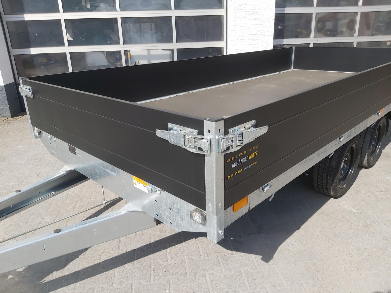 Saris PL406 184 2700 2 406x184x35cm black Edition LED Beleuchtung 13" (XL) 2700kg - Remorque plateau: photos 2 Saris PL406 184 2700 2 406x184x35cm black Edition LED Beleuchtung 13" (XL) 2700kg - Remorque plateau: photos 2