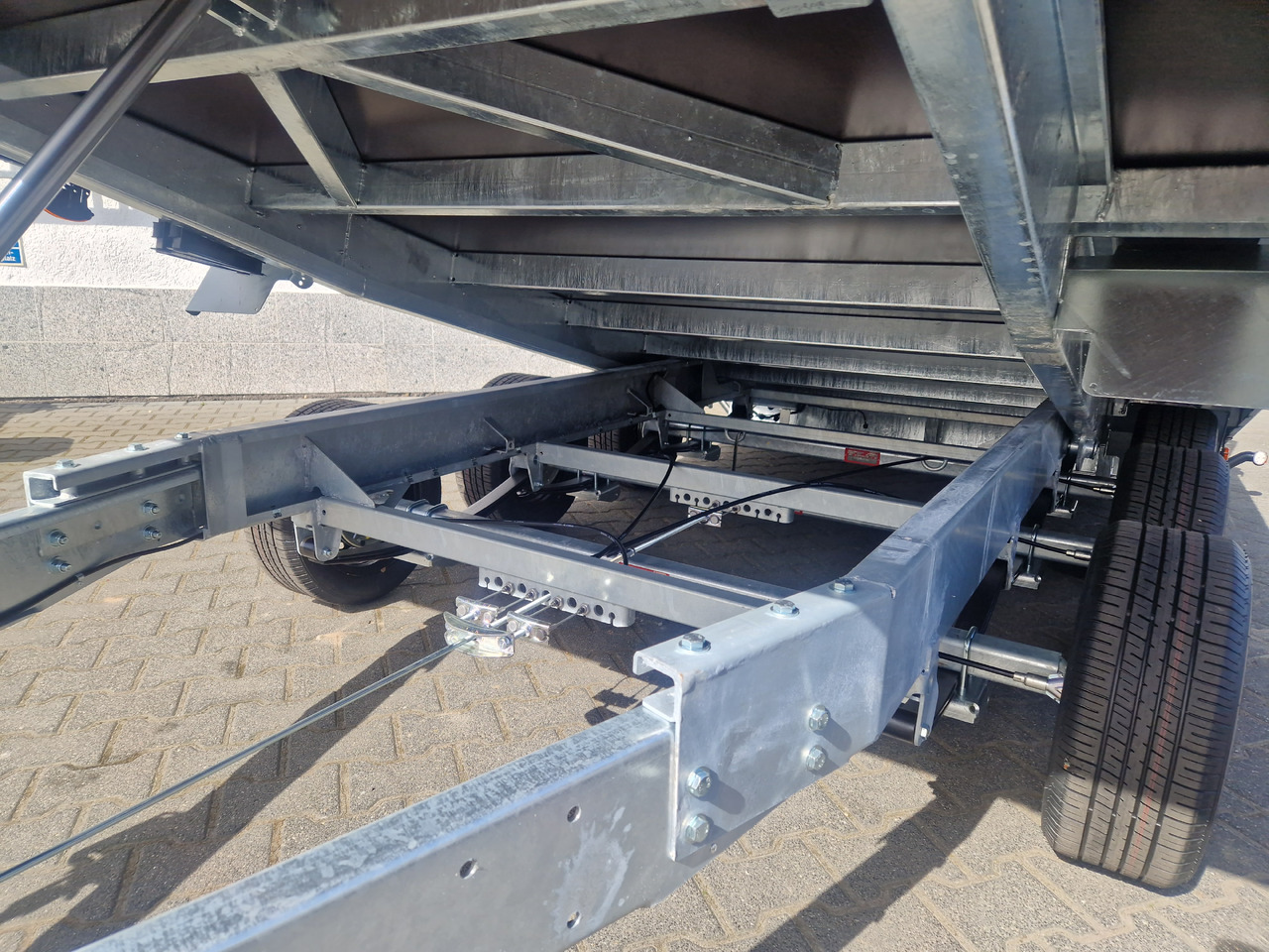 Variant Maschinentransporter 3543 UX Maxi Load LED Tridem Parabelfederung 3500kg - Remorque benne: photos 4 Variant Maschinentransporter 3543 UX Maxi Load LED Tridem Parabelfederung 3500kg - Remorque benne: photos 4