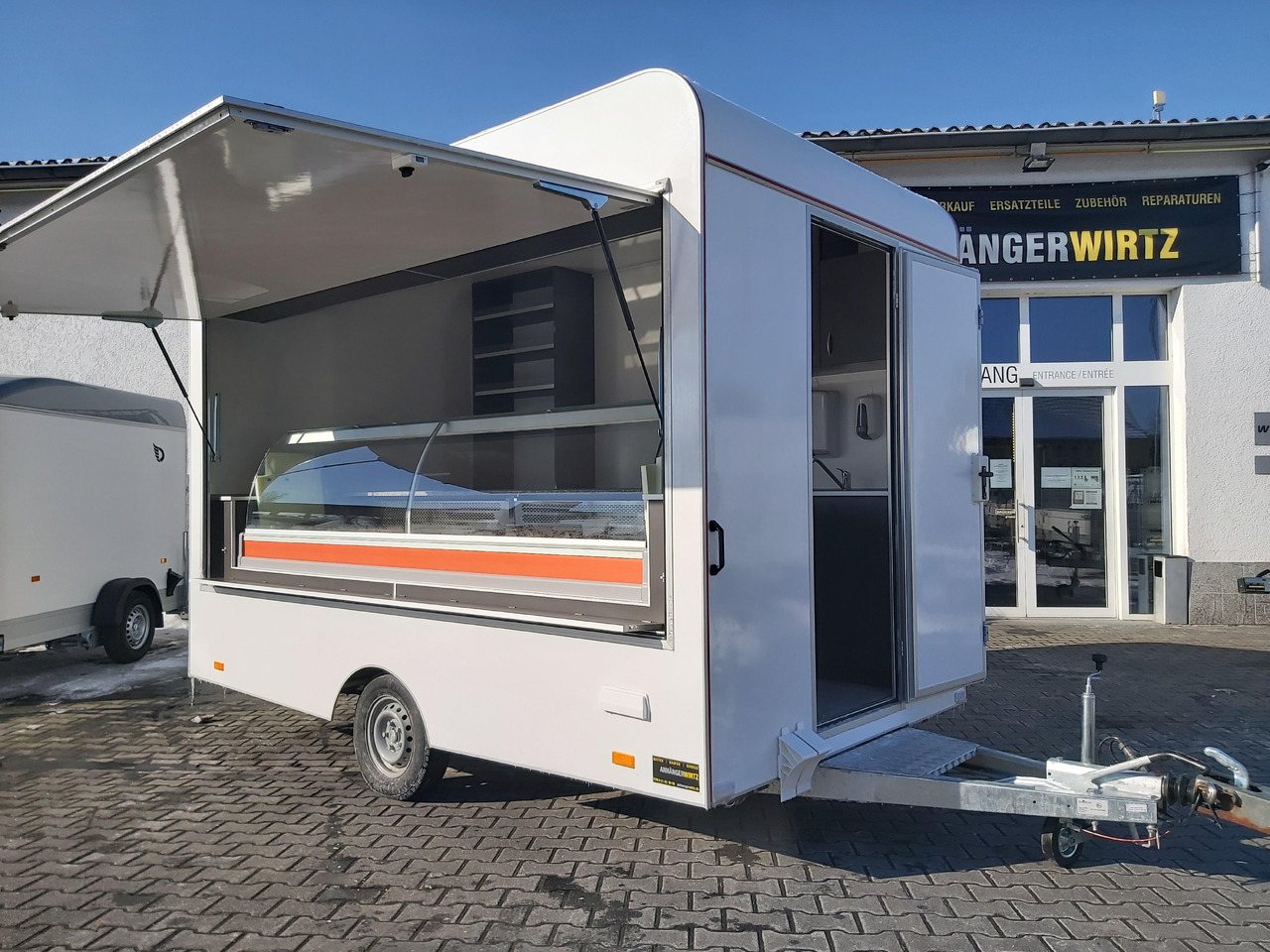 Verkaufsanhänger VK P 360 200 aero 360cm Verkaufsklappe Kühlthekenausstattung Profi L 1300kg - Remorque magasin: photos 1 Verkaufsanhänger VK P 360 200 aero 360cm Verkaufsklappe Kühlthekenausstattung Profi L 1300kg - Remorque magasin: photos 1