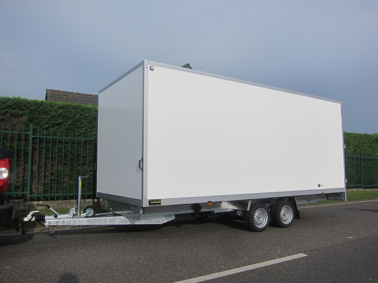 WM Meyer Kofferanhänger AZHLC 2750/210 S40 501x210x205cm niedrig Fahrgestell 13" (XXL) 2700kg - Remorque fourgon: photos 1 WM Meyer Kofferanhänger AZHLC 2750/210 S40 501x210x205cm niedrig Fahrgestell 13" (XXL) 2700kg - Remorque fourgon: photos 1
