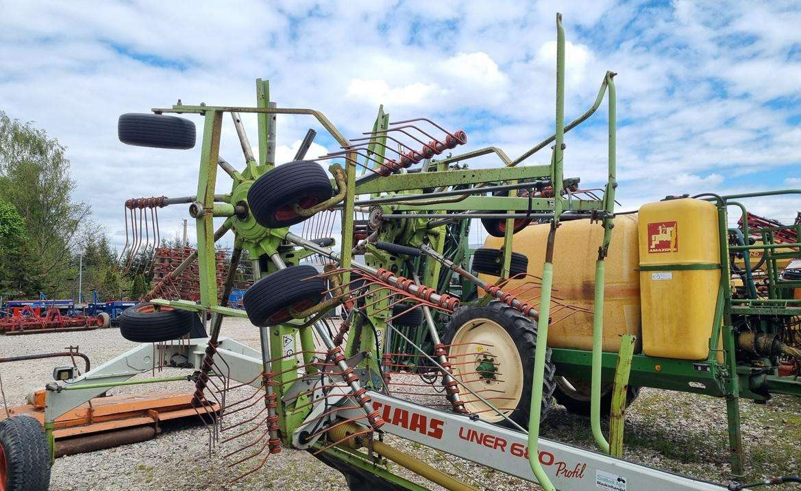 Claas Liner 680 - Faneuse: photos 1 Claas Liner 680 - Faneuse: photos 1