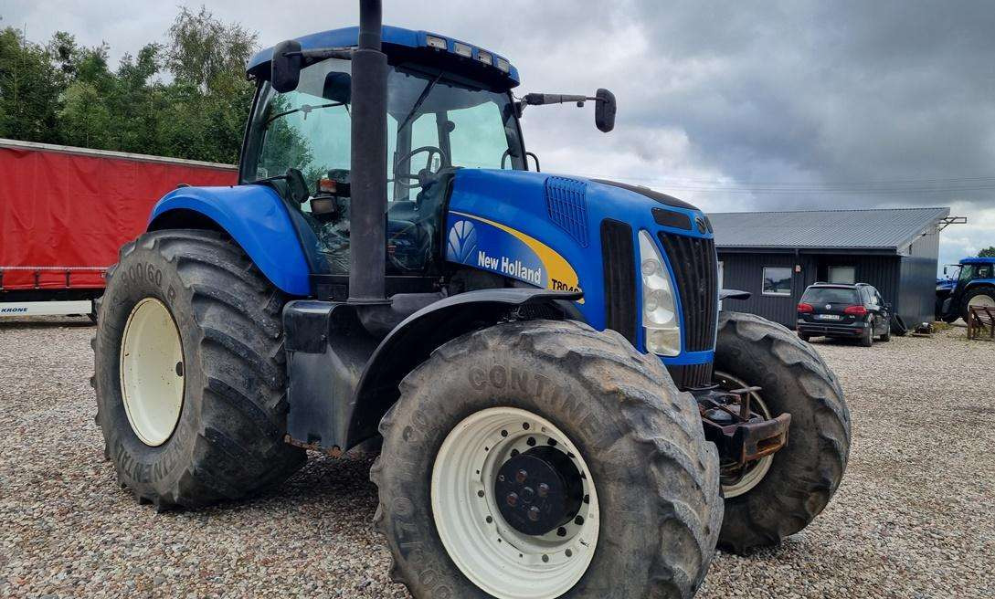 New Holland T8040 - Tracteur agricole: photos 2 New Holland T8040 - Tracteur agricole: photos 2