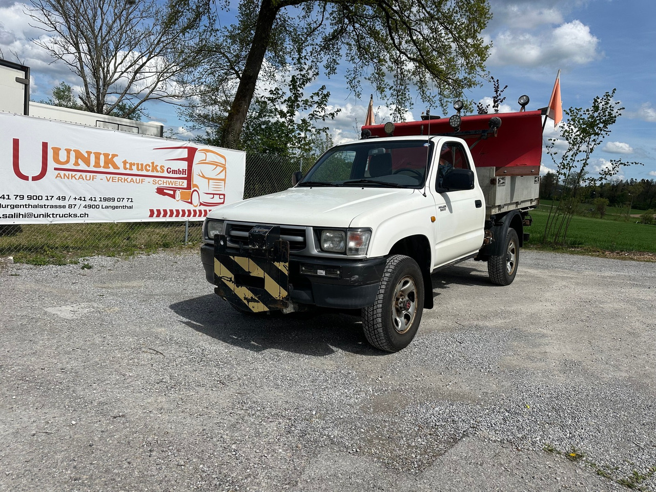 TOYOTA Hilux 4WD 4x4 Winterdienst Kipper - Utilitaire benne: photos 1 TOYOTA Hilux 4WD 4x4 Winterdienst Kipper - Utilitaire benne: photos 1