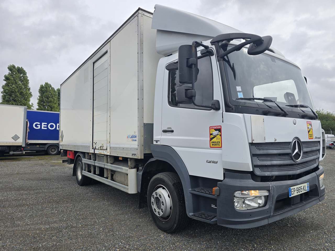 MERCEDES-BENZ Atego 1218 - Bo - LIFT - SIDE DOOR - ADR - Camion fourgon: photos 1 MERCEDES-BENZ Atego 1218 - Bo - LIFT - SIDE DOOR - ADR - Camion fourgon: photos 1