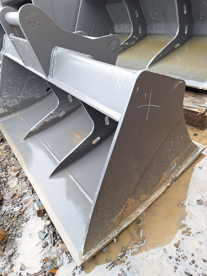 BALAVTO Slope bucket 1600 mm Volvo S60 - Godet: photos 2 BALAVTO Slope bucket 1600 mm Volvo S60 - Godet: photos 2