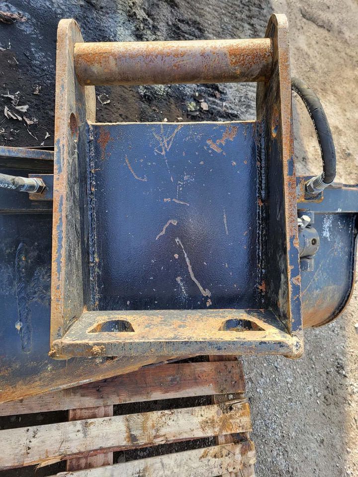 Tilting slope bucket 1800 mm - Godet pour pelle: photos 3 Tilting slope bucket 1800 mm - Godet pour pelle: photos 3