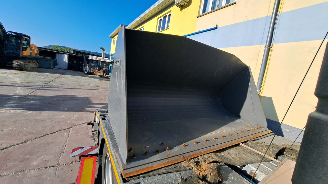 Volvo 2500 mm for 12-15 ton wheel loaders - Godet pour chargeur pour Chargeuse sur pneus: photos 1 Volvo 2500 mm for 12-15 ton wheel loaders - Godet pour chargeur pour Chargeuse sur pneus: photos 1