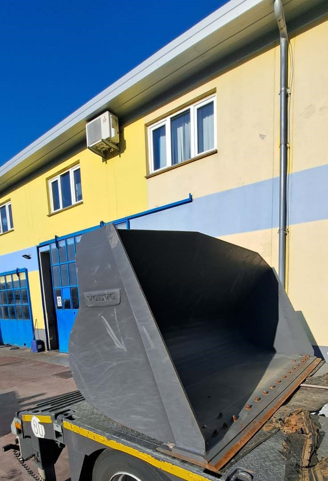 Volvo 2500 mm for 12-15 ton wheel loaders - Godet pour chargeur pour Chargeuse sur pneus: photos 2 Volvo 2500 mm for 12-15 ton wheel loaders - Godet pour chargeur pour Chargeuse sur pneus: photos 2