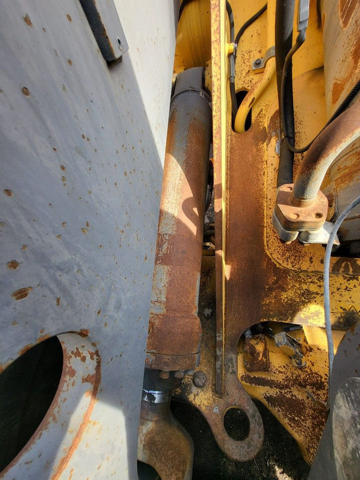 Volvo lifting hydraulic cylinder - Vérin hydraulique pour Chargeuse sur pneus: photos 2 Volvo lifting hydraulic cylinder - Vérin hydraulique pour Chargeuse sur pneus: photos 2