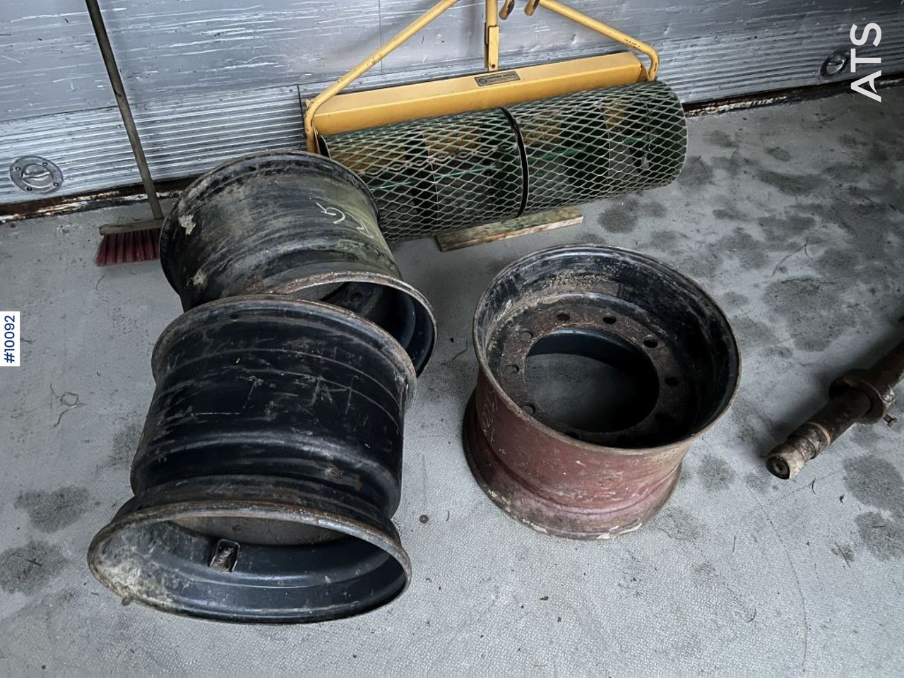 4pcs 18R19.5 Michelin tires on rims - Pneu pour Engins de chantier: photos 5 4pcs 18R19.5 Michelin tires on rims - Pneu pour Engins de chantier: photos 5