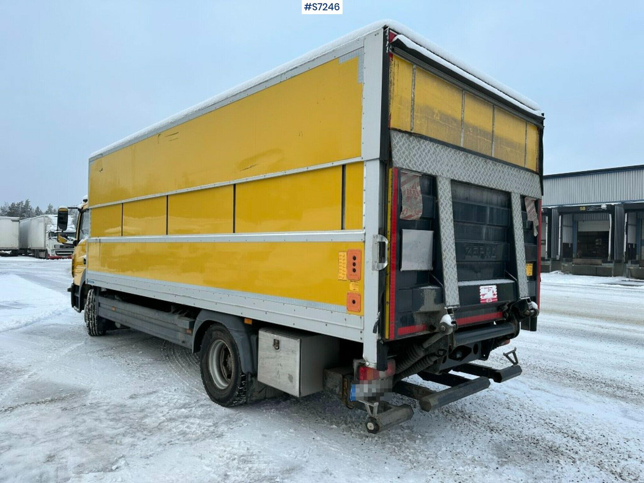 Box truck Mercedes Benz Atego 1523 with high and sinkable roof - Camion fourgon: photos 4 Box truck Mercedes Benz Atego 1523 with high and sinkable roof - Camion fourgon: photos 4