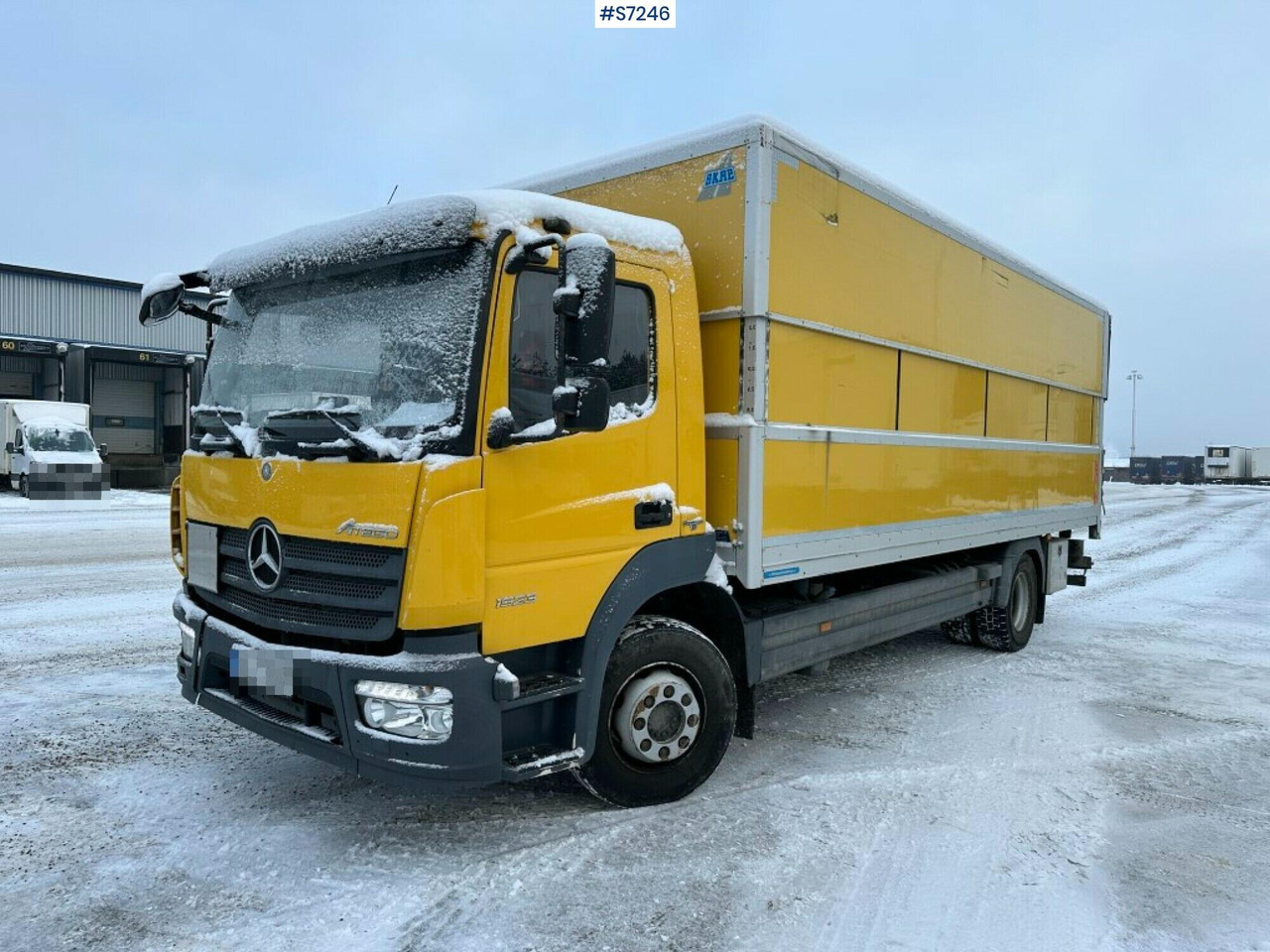 Box truck Mercedes Benz Atego 1523 with high and sinkable roof - Camion fourgon: photos 1 Box truck Mercedes Benz Atego 1523 with high and sinkable roof - Camion fourgon: photos 1