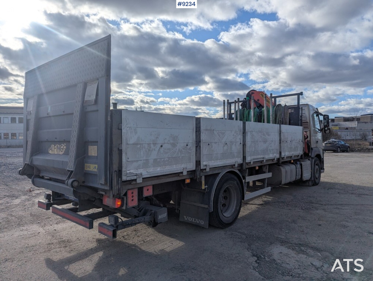 Camion plateau, Camion grue Crane Truck Volvo FM 330 4X2 with tail lift: photos 17