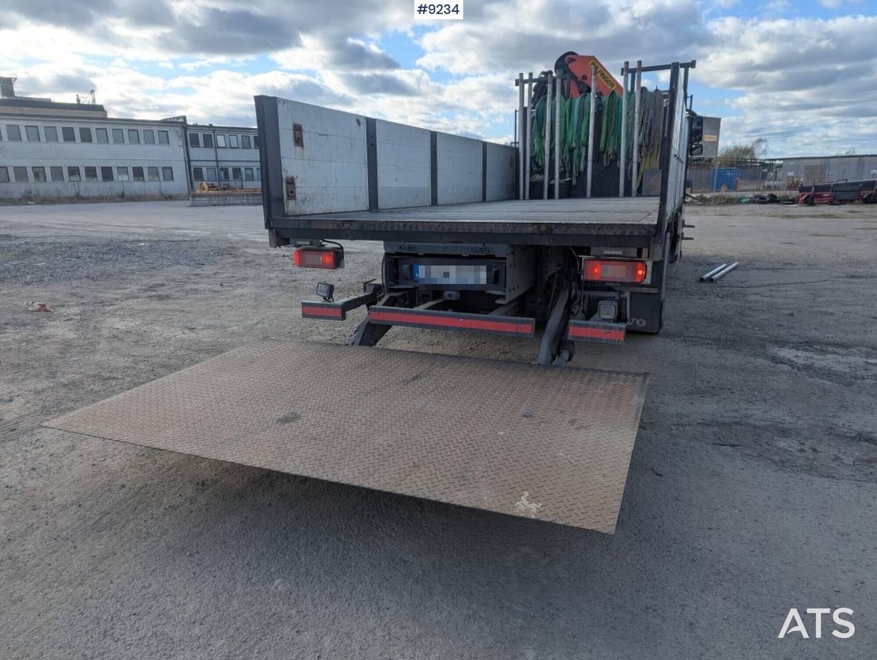 Camion plateau, Camion grue Crane Truck Volvo FM 330 4X2 with tail lift: photos 14