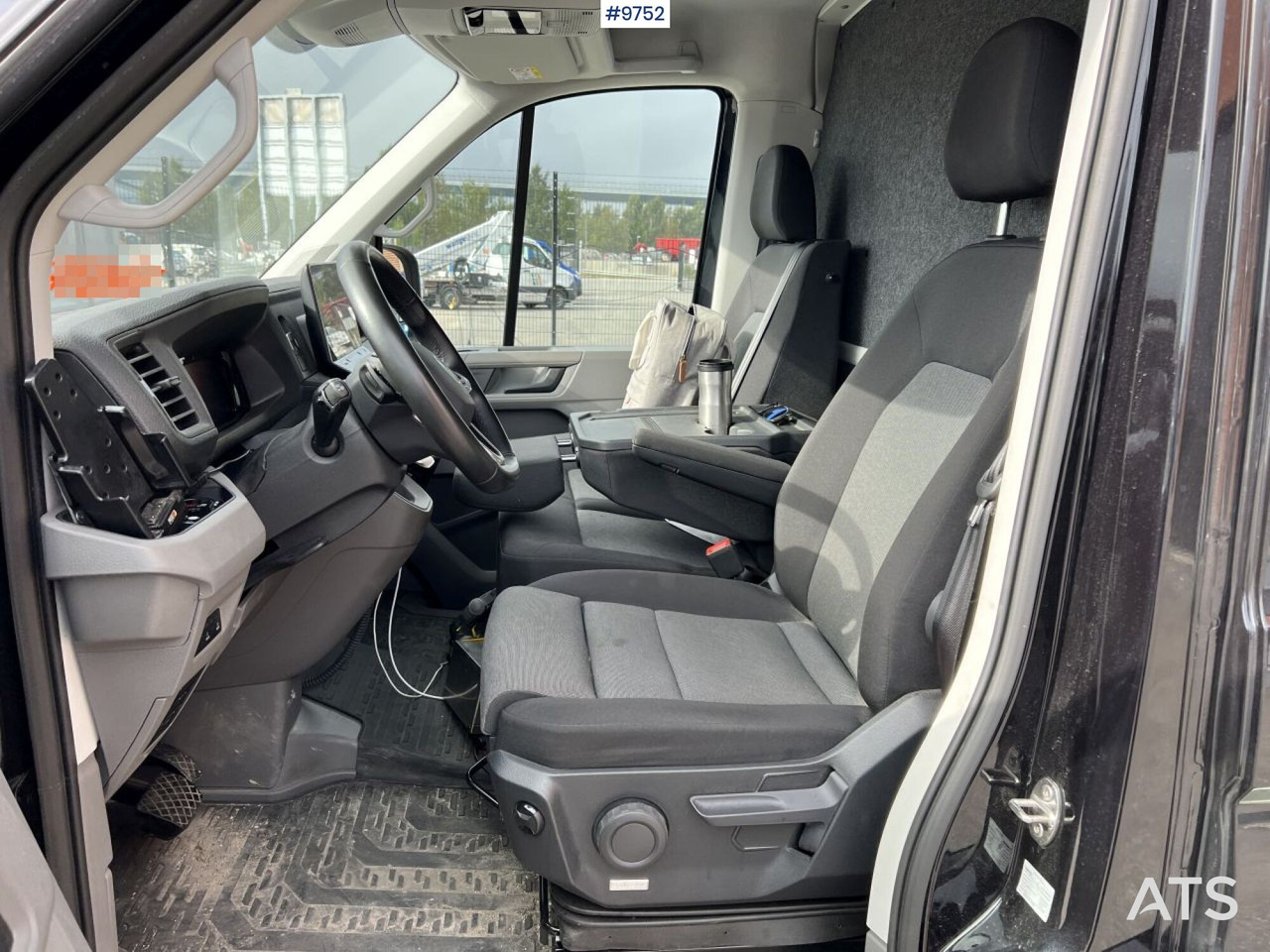 Volkswagen Crafter with tail lift - Fourgon grand volume: photos 3 Volkswagen Crafter with tail lift - Fourgon grand volume: photos 3