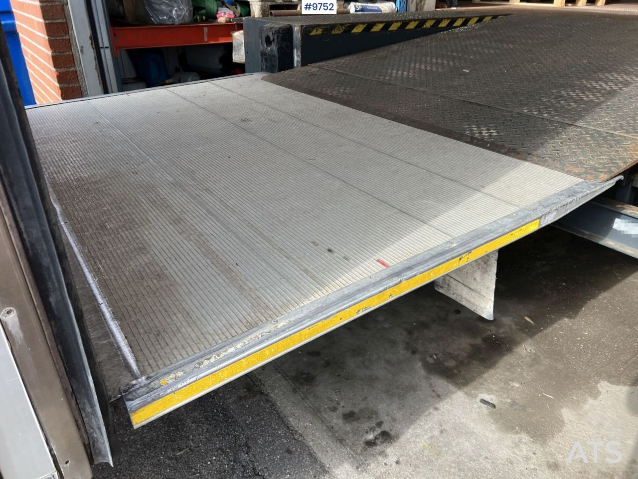 Volkswagen Crafter with tail lift - Fourgon grand volume: photos 5 Volkswagen Crafter with tail lift - Fourgon grand volume: photos 5