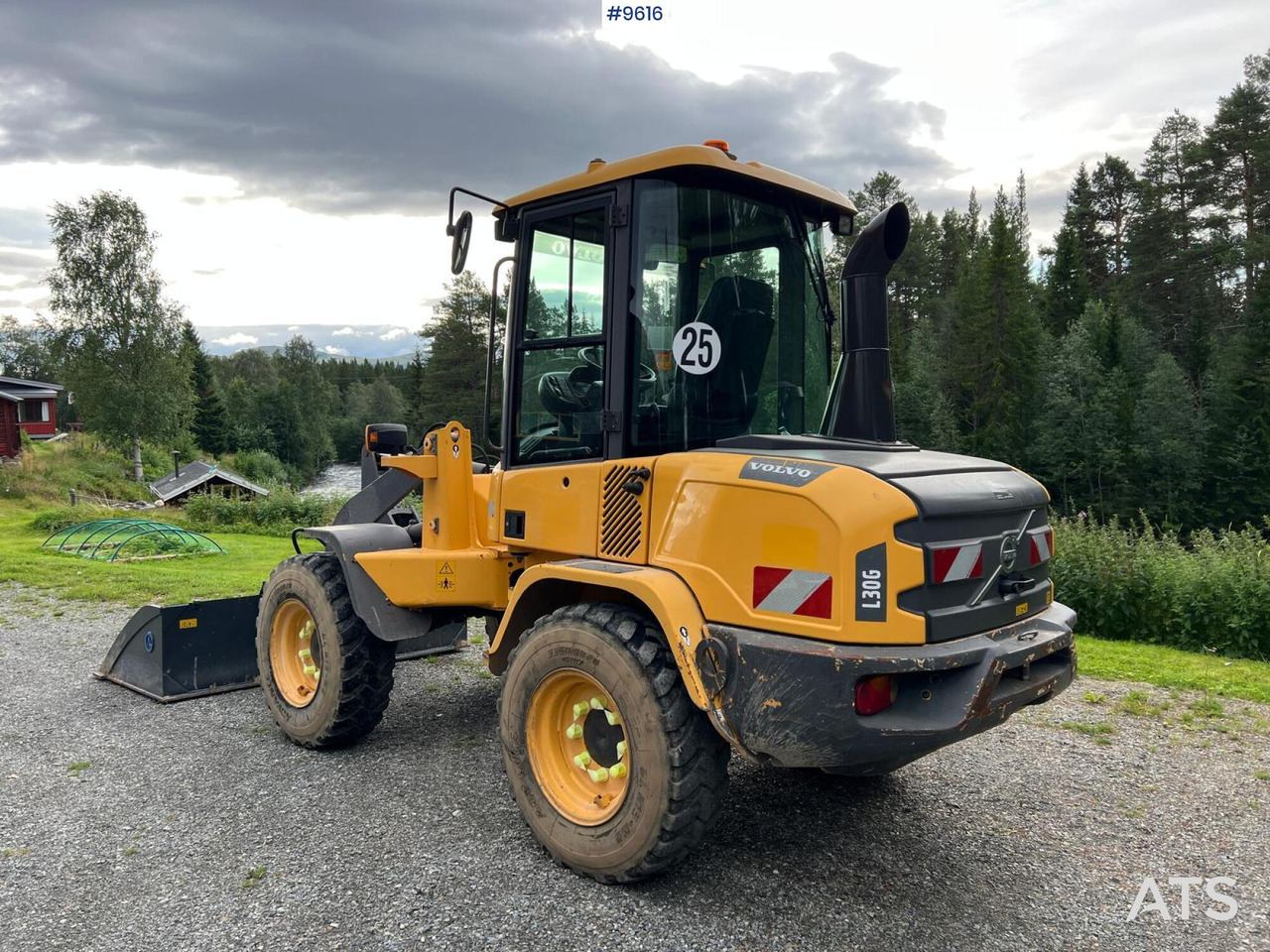Volvo L30 G Wheel Loader with Attachments (VIDEO) - Chargeuse sur pneus: photos 4 Volvo L30 G Wheel Loader with Attachments (VIDEO) - Chargeuse sur pneus: photos 4