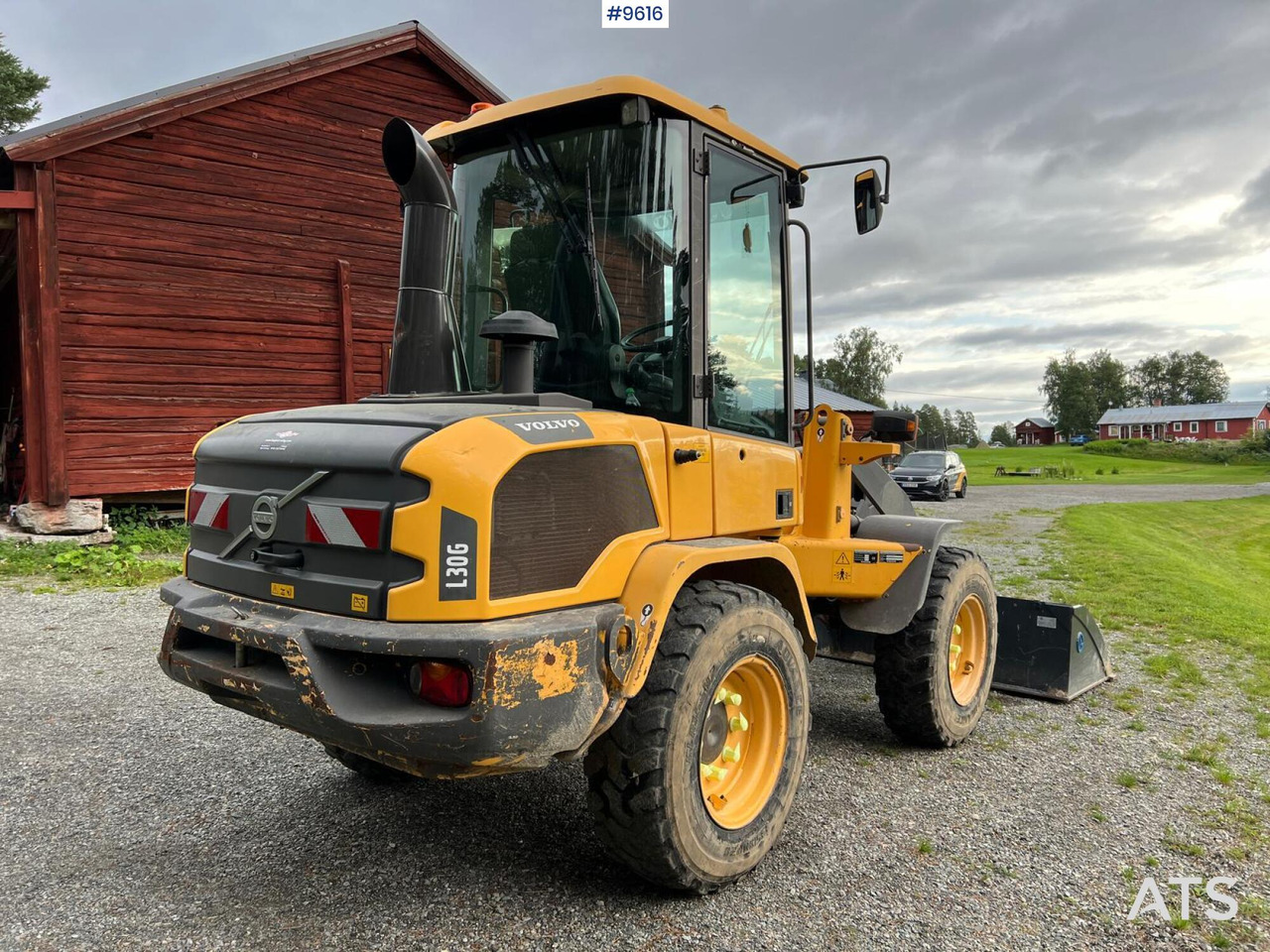 Volvo L30 G Wheel Loader with Attachments (VIDEO) - Chargeuse sur pneus: photos 5 Volvo L30 G Wheel Loader with Attachments (VIDEO) - Chargeuse sur pneus: photos 5