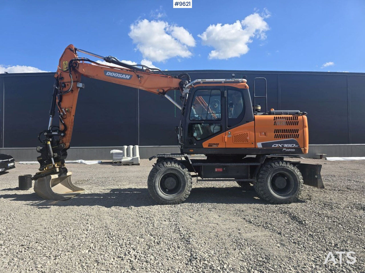 Wheeled Excavator Doosan DX160W with attachment and trailer - Pelle sur pneus: photos 1 Wheeled Excavator Doosan DX160W with attachment and trailer - Pelle sur pneus: photos 1