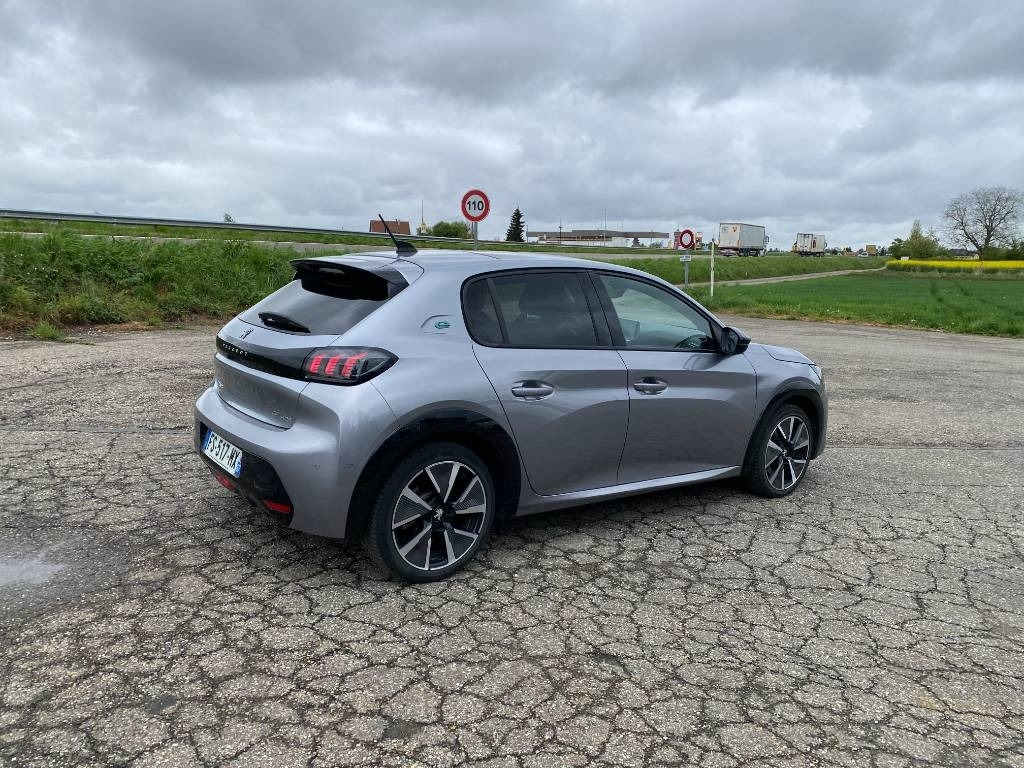 Peugeot e208 136/GT-Line Toit Panoramique 1er Main - Voiture: photos 4 Peugeot e208 136/GT-Line Toit Panoramique 1er Main - Voiture: photos 4