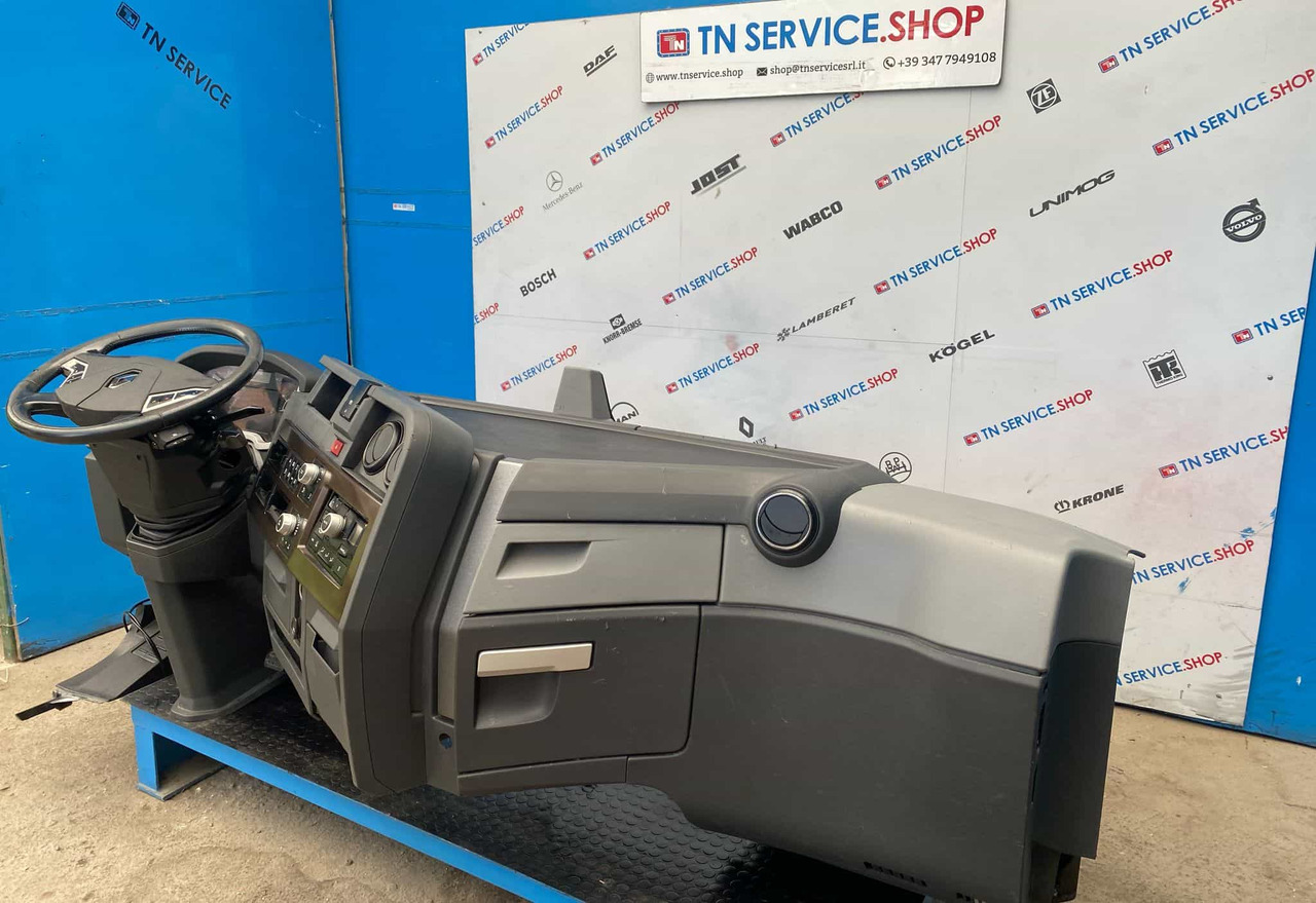 Cruscotto Renault T520 - Cabine et intérieur: photos 5 Cruscotto Renault T520 - Cabine et intérieur: photos 5