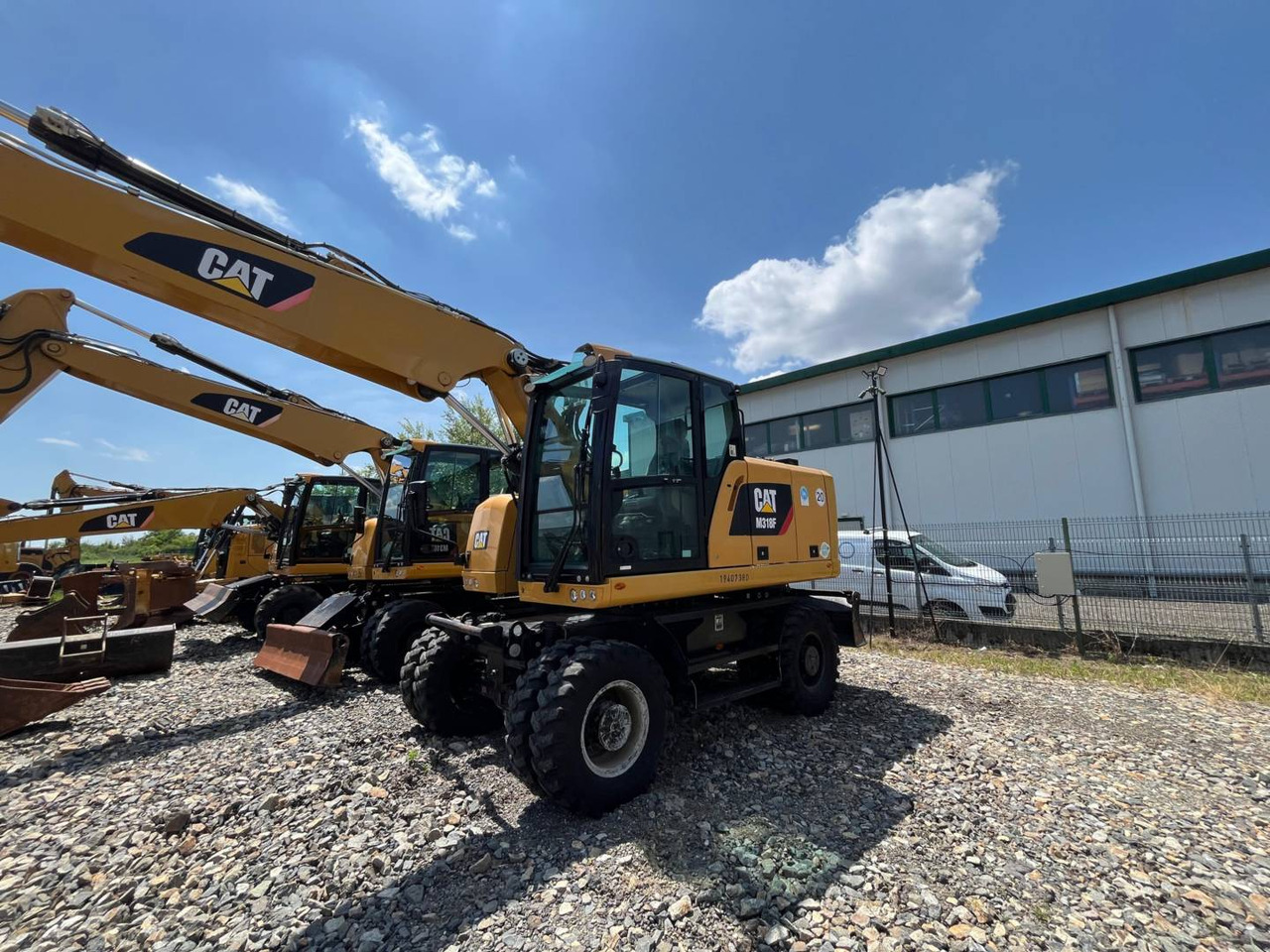 CAT M318F - Pelle sur pneus: photos 1 CAT M318F - Pelle sur pneus: photos 1