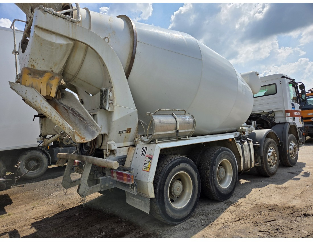 Mercedes 3241 concrete mixer truck 8x4 9m3 - Camion malaxeur: photos 2 Mercedes 3241 concrete mixer truck 8x4 9m3 - Camion malaxeur: photos 2
