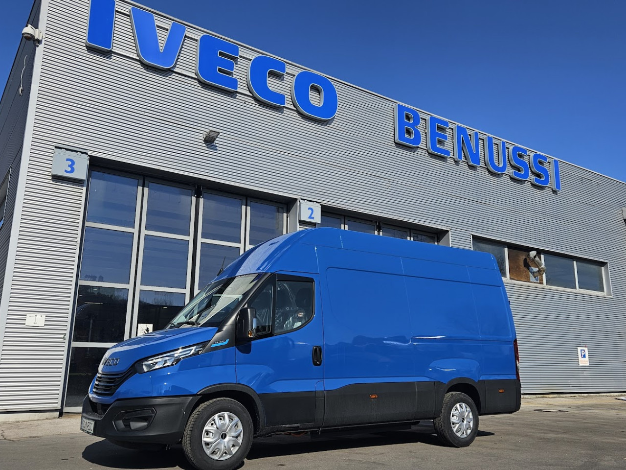 IVECO Daily ELEKTRIČNI 35 C 18H - Transport de personnes, Utilitaire électrique: photos 1 IVECO Daily ELEKTRIČNI 35 C 18H - Transport de personnes, Utilitaire électrique: photos 1