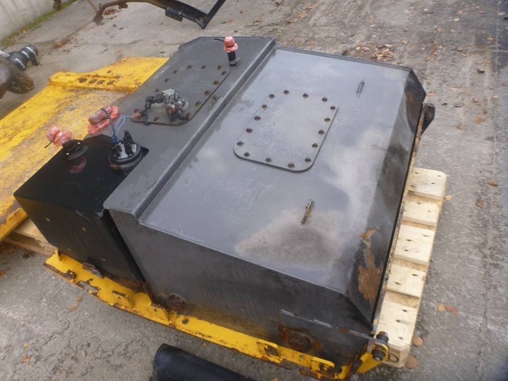 Volvo L 180 H Bränsletank, voe11154152 - Frame/ Châssis pour Engins de chantier: photos 2 Volvo L 180 H Bränsletank, voe11154152 - Frame/ Châssis pour Engins de chantier: photos 2