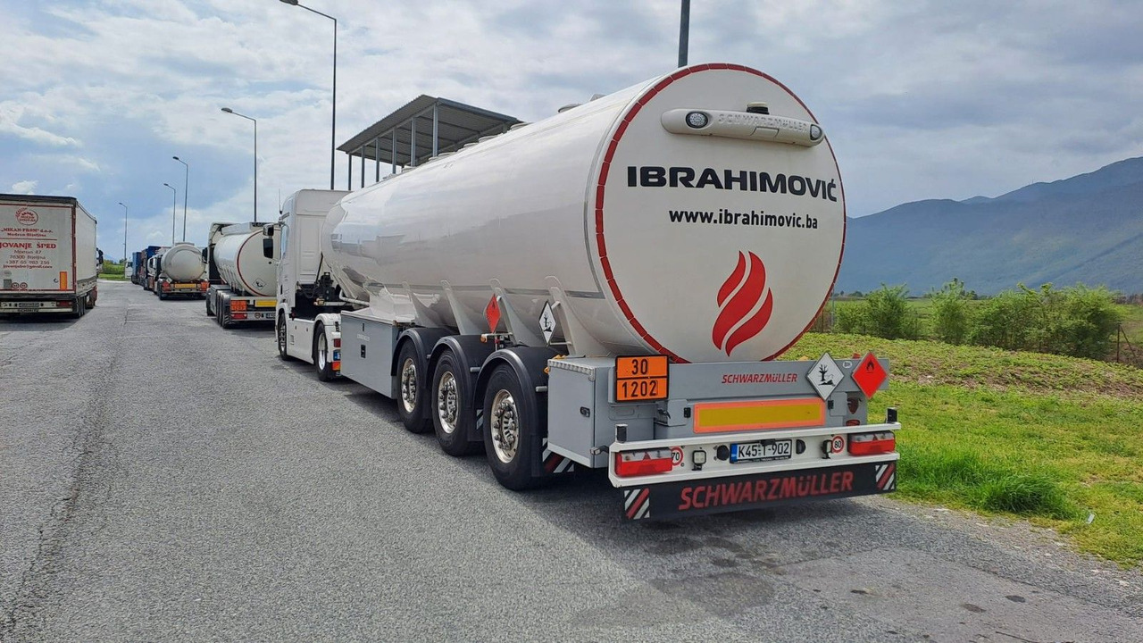 Schwarzmüller 4 Kammern, ADR, Treibstoff Fuel - Semi-remorque citerne: photos 2 Schwarzmüller 4 Kammern, ADR, Treibstoff Fuel - Semi-remorque citerne: photos 2