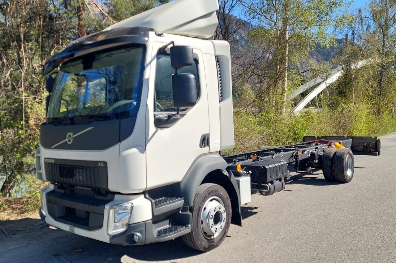 Volvo FL280 4x2, E6, Wohnwagen + 2 Pferdeplaetze Volvo FL280 4x2, E6, 7.40m Chassis, Fahrgestell - Camion chevaux: photos 1 Volvo FL280 4x2, E6, Wohnwagen + 2 Pferdeplaetze Volvo FL280 4x2, E6, 7.40m Chassis, Fahrgestell - Camion chevaux: photos 1