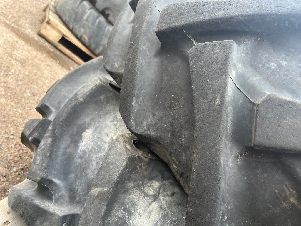 BKT 12,4-24 12 lagers till Volvo 641 640 642 - Pneu pour Engins de chantier: photos 4 BKT 12,4-24 12 lagers till Volvo 641 640 642 - Pneu pour Engins de chantier: photos 4