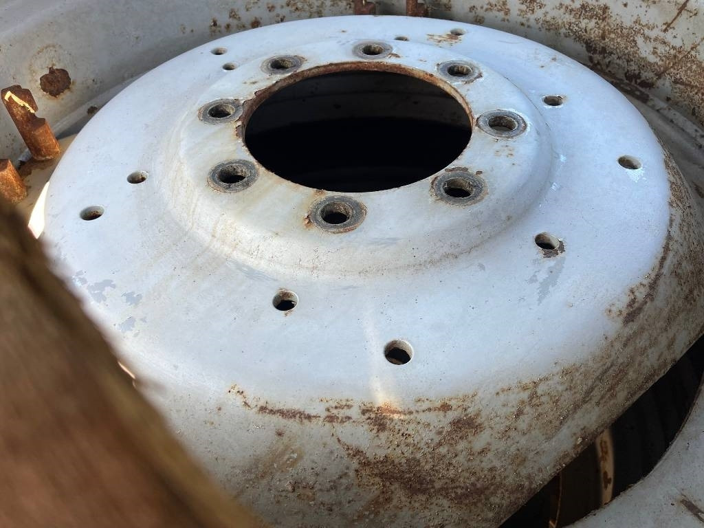 Michelin 650/65R38 520/65R28 till Case , MC Cormick - Pneu pour Machine agricole: photos 5 Michelin 650/65R38 520/65R28 till Case , MC Cormick - Pneu pour Machine agricole: photos 5