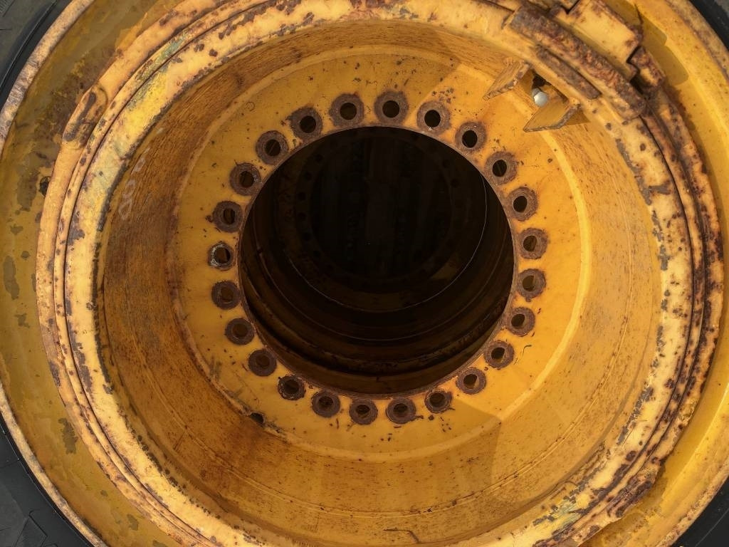 Michelin 800/65R29 XLD Volvo L150 L180 - Roue complète: photos 4 Michelin 800/65R29 XLD Volvo L150 L180 - Roue complète: photos 4