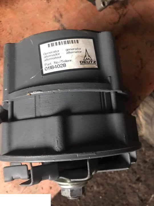 ALTERNATOR / GENERATOR DEUTZ 01184028 - Alternateur pour Machine agricole: photos 1 ALTERNATOR / GENERATOR DEUTZ 01184028 - Alternateur pour Machine agricole: photos 1