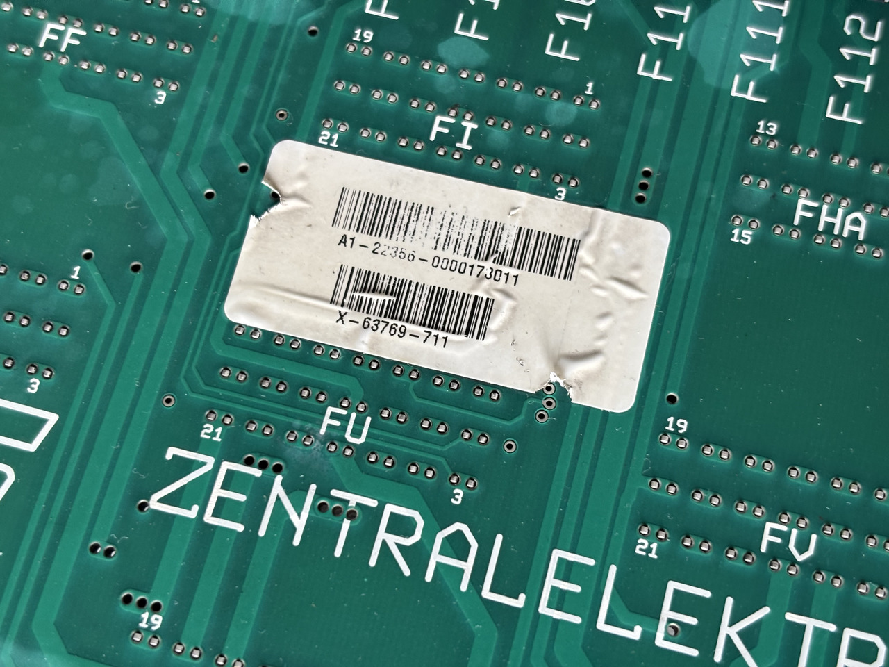 CLAAS 0000173011 Centrala Elektryczna Zentralelektrik - Bloc de gestion pour Machine agricole: photos 2 CLAAS 0000173011 Centrala Elektryczna Zentralelektrik - Bloc de gestion pour Machine agricole: photos 2