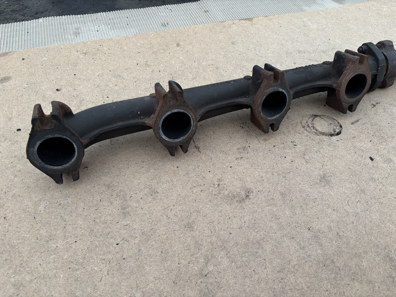 Claas LEXION 780 KOLEKTOR WYDECHOWY 5421420601 - Tube d'echappement pour Moissonneuse-batteuse: photos 2 Claas LEXION 780 KOLEKTOR WYDECHOWY 5421420601 - Tube d'echappement pour Moissonneuse-batteuse: photos 2