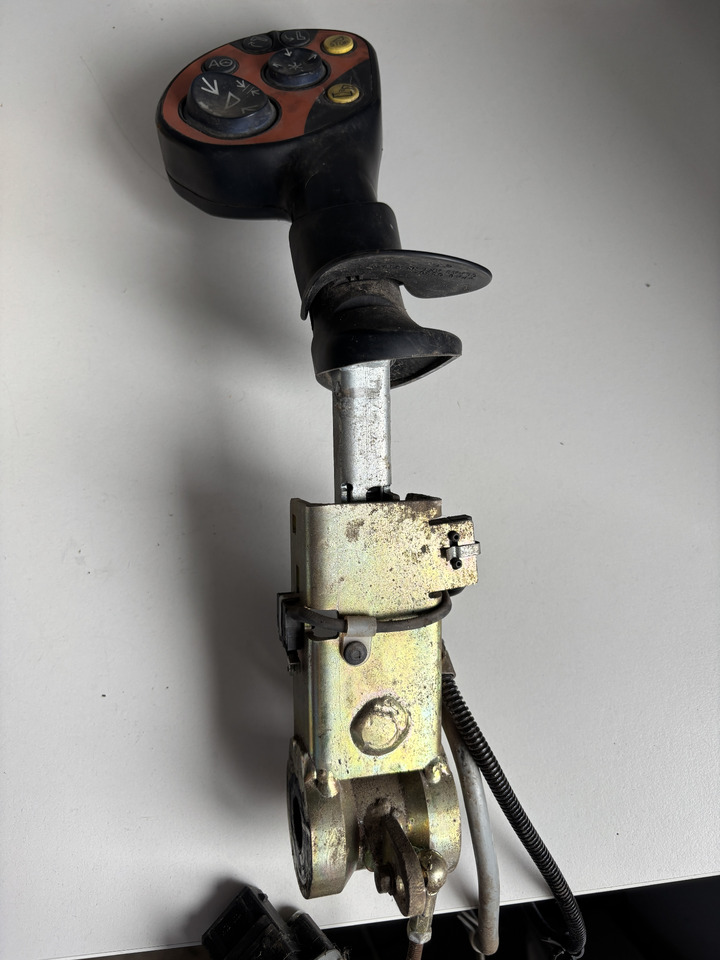 Claas Lexion 600 - joystick - Levier de vitesse pour Machine agricole: photos 1 Claas Lexion 600 - joystick - Levier de vitesse pour Machine agricole: photos 1