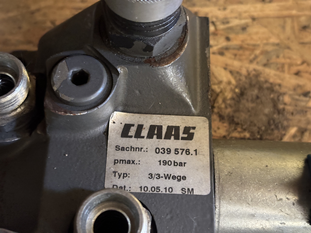 Claas Lexion Tucano - zawór główny hydrauliki 039576.1 0395761 - Valve hydraulique: photos 2 Claas Lexion Tucano - zawór główny hydrauliki 039576.1 0395761 - Valve hydraulique: photos 2