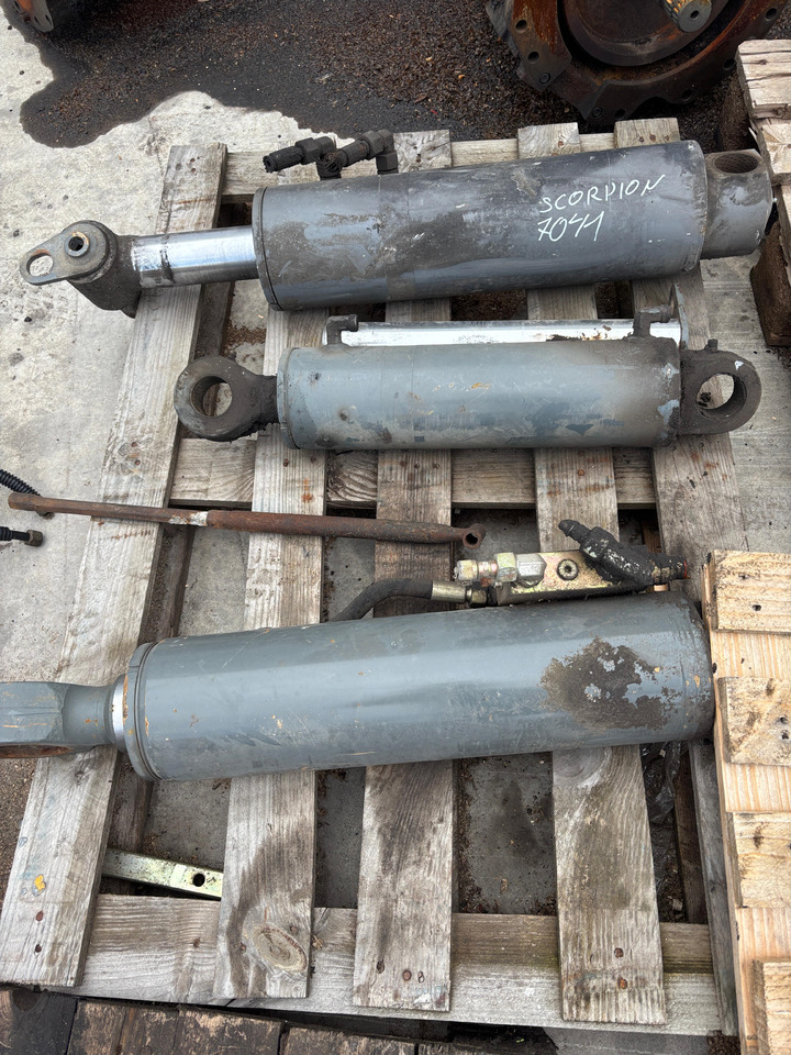 Claas Scorpion 7041 Siłowniki - Vérin hydraulique pour Engins de chantier: photos 1 Claas Scorpion 7041 Siłowniki - Vérin hydraulique pour Engins de chantier: photos 1