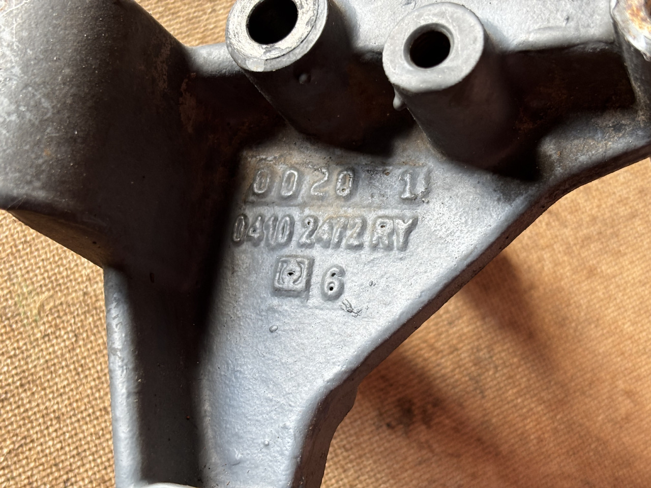 Deutz TD2011 D2011 D2011L04W Uchwyt Alternatora 04102472 04102472R - Alternateur pour Machine agricole: photos 2 Deutz TD2011 D2011 D2011L04W Uchwyt Alternatora 04102472 04102472R - Alternateur pour Machine agricole: photos 2