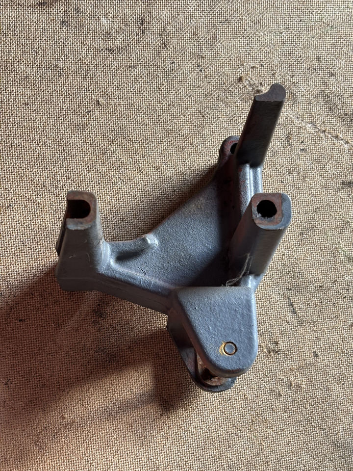 Deutz TD2011 D2011 D2011L04W Uchwyt Alternatora 04102472 04102472R - Alternateur pour Machine agricole: photos 3 Deutz TD2011 D2011 D2011L04W Uchwyt Alternatora 04102472 04102472R - Alternateur pour Machine agricole: photos 3