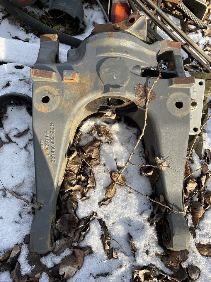 Fendt 724 - wspornik przedniego mostu rama M725300050032 - Essieu avant pour Machine agricole: photos 1 Fendt 724 - wspornik przedniego mostu rama M725300050032 - Essieu avant pour Machine agricole: photos 1