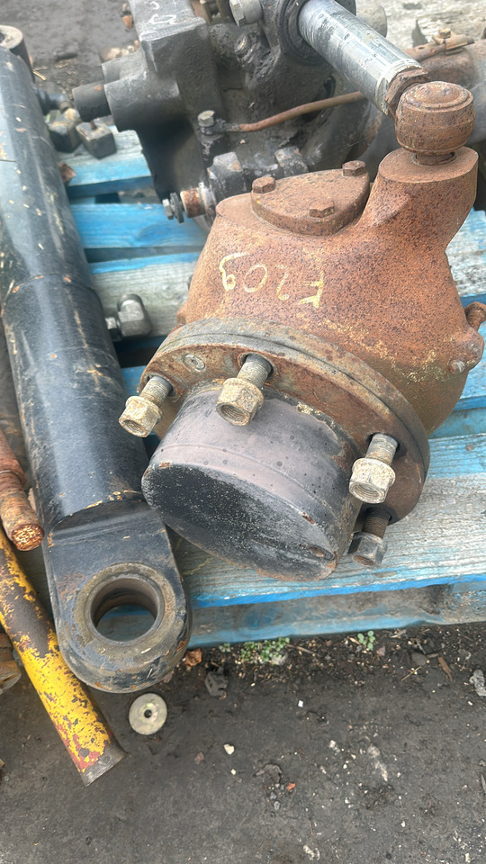 Fendt Vario 209 tms most przedni części. - Essieu avant pour Machine agricole: photos 3 Fendt Vario 209 tms most przedni części. - Essieu avant pour Machine agricole: photos 3