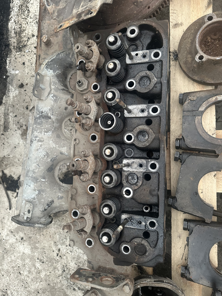 Fiat 780dt Fiat 8045 głowica cylindrów , klawiatura głowicy , rozrząd , części - Culasse pour Machine agricole: photos 1 Fiat 780dt Fiat 8045 głowica cylindrów , klawiatura głowicy , rozrząd , części - Culasse pour Machine agricole: photos 1