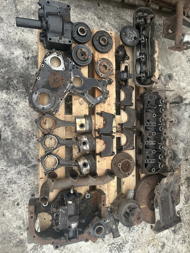 Fiat 780dt Fiat 8045 głowica cylindrów , klawiatura głowicy , rozrząd , części - Culasse pour Machine agricole: photos 3 Fiat 780dt Fiat 8045 głowica cylindrów , klawiatura głowicy , rozrząd , części - Culasse pour Machine agricole: photos 3